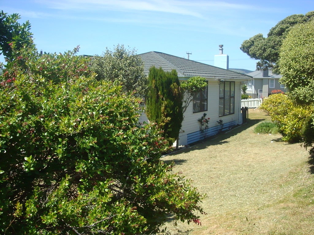 8 Te Puke Street, Titahi Bay, Porirua - Carousel 2