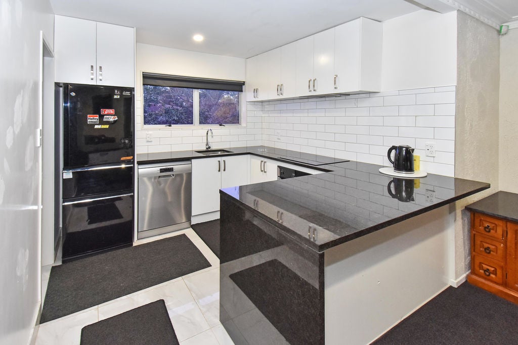 1A Sikkim Crescent, Clover Park, Auckland - Carousel 2