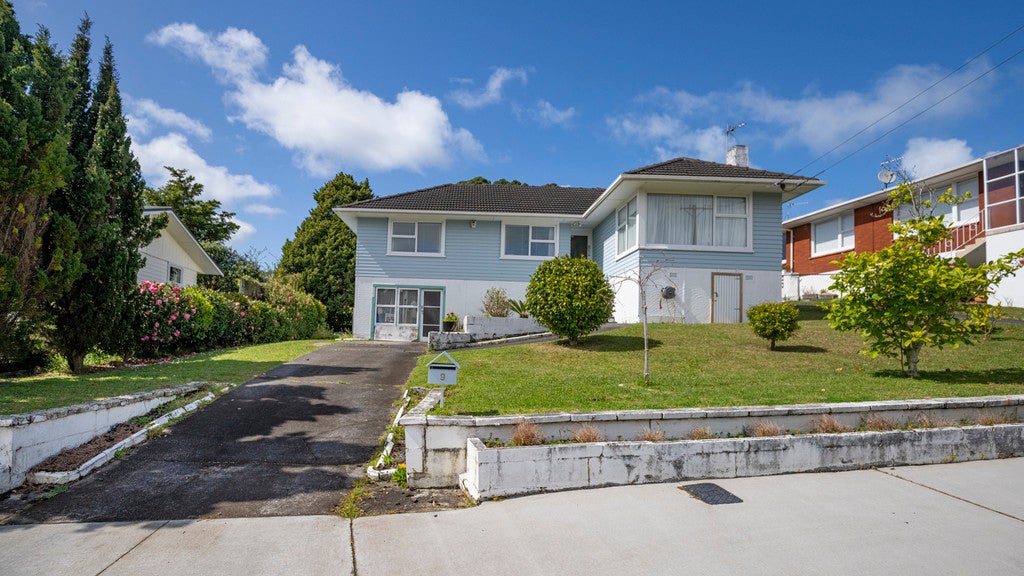 9 Windermere Crescent, Blockhouse Bay, Auckland - Carousel 1