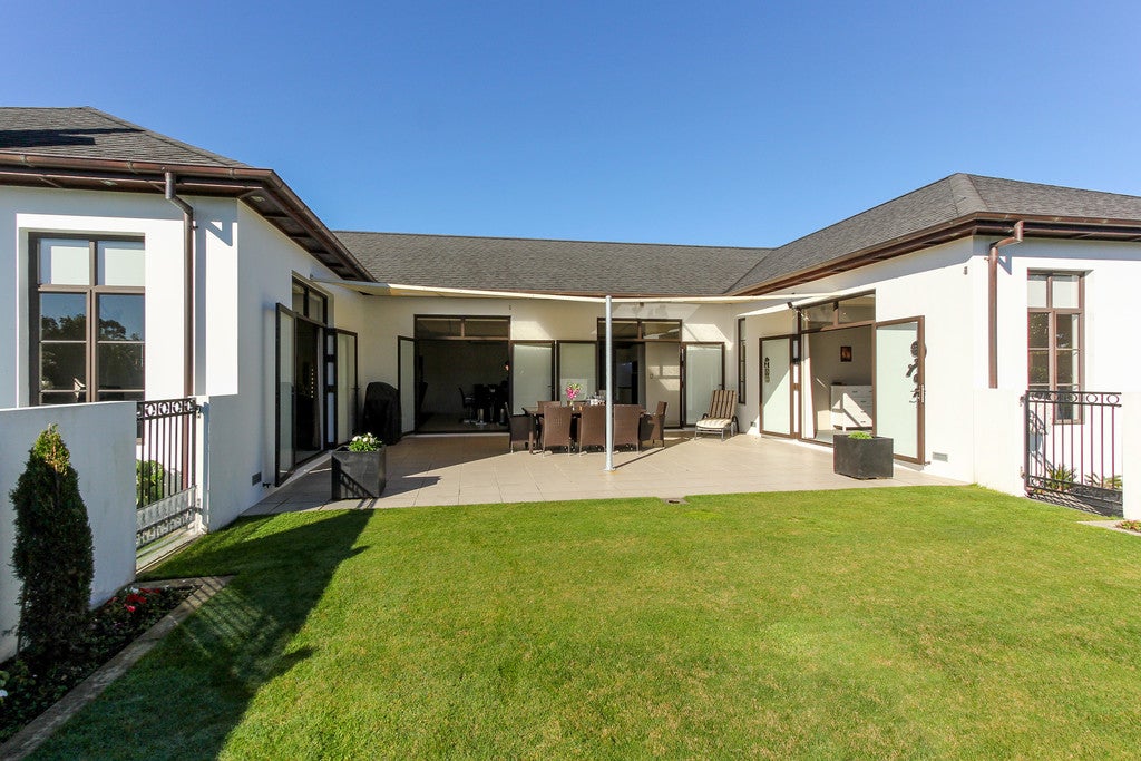 7 Oakwood Drive, Highlands Park, New Plymouth - Carousel 2