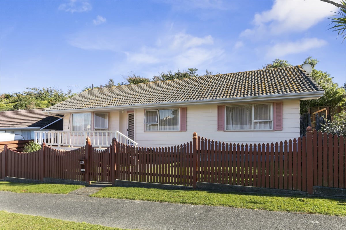 225 Major Drive, Kelson, Lower Hutt - Carousel 1