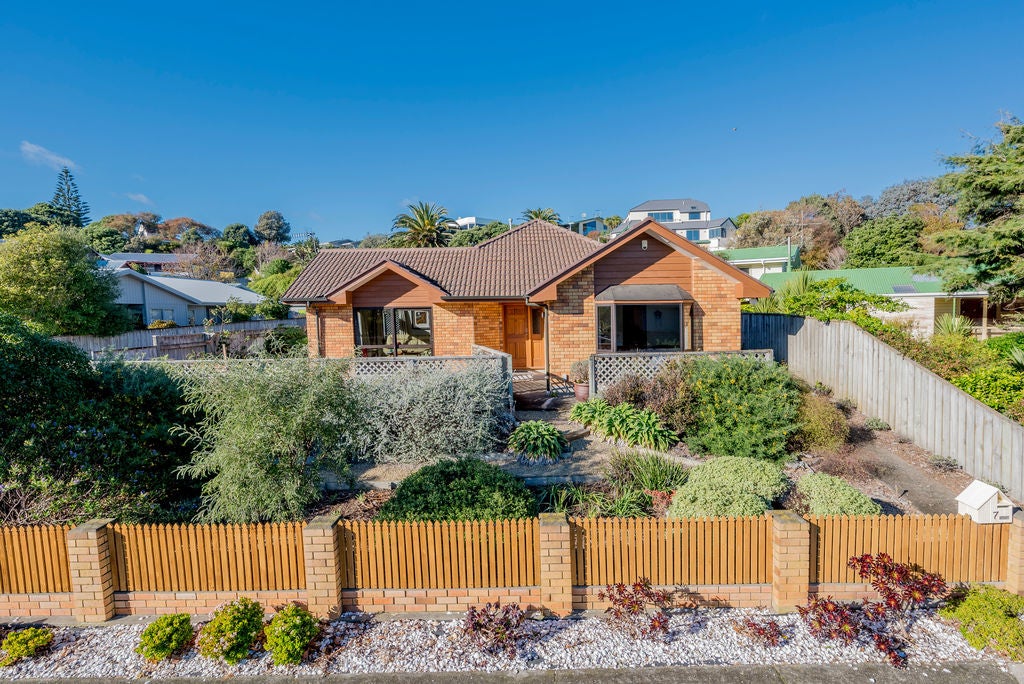 7 Hicks Crescent, Waikanae Beach, Waikanae - Carousel 1