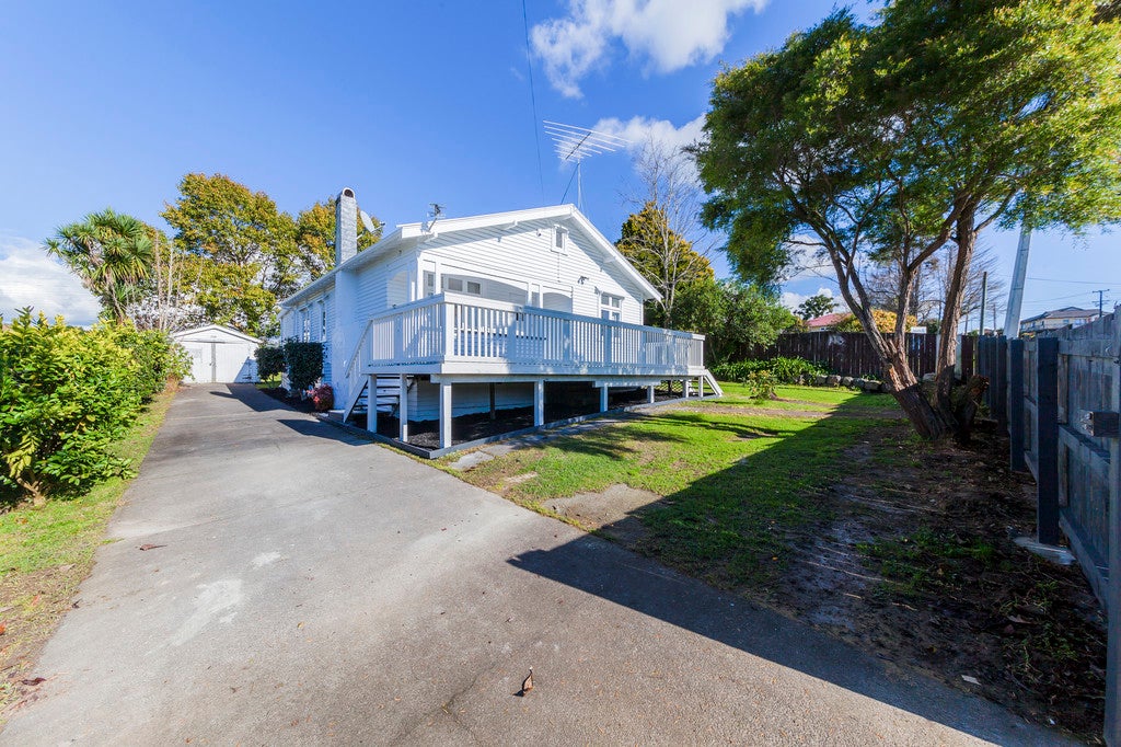 14 Lincoln Park Avenue, Massey, Auckland - Carousel 1