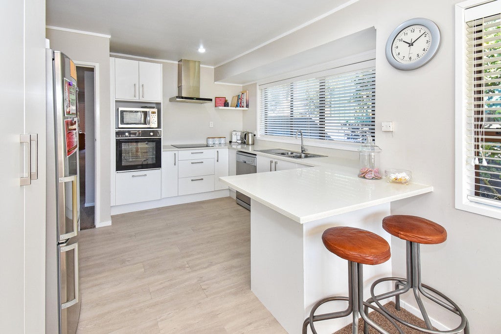 4 Gloaming Place, Conifer Grove, Takanini - Carousel 1