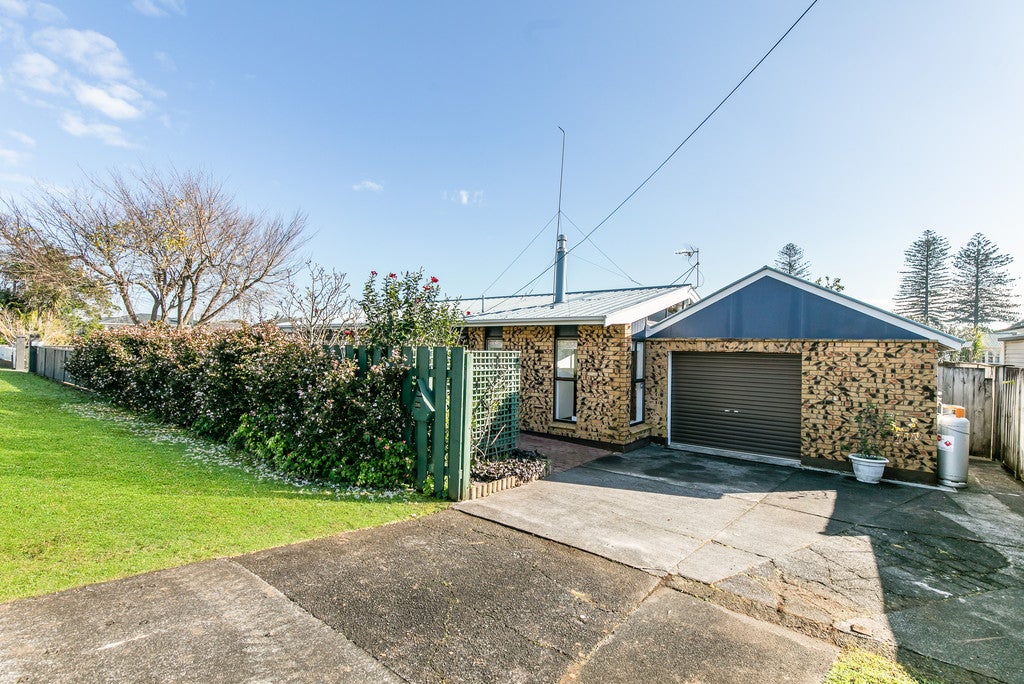 38 Mcintyre Road, Mangere Bridge, Auckland - Carousel 1