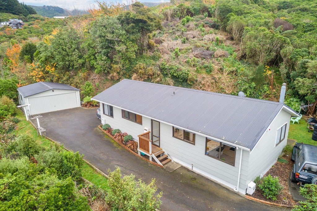 42 Rembrandt Avenue, Tawa, Wellington - Carousel 1