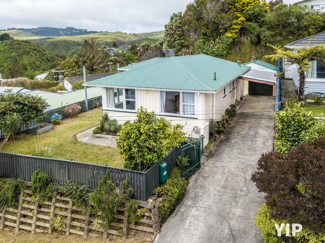 5 Catherine Crescent, Paparangi, Wellington - Carousel 1