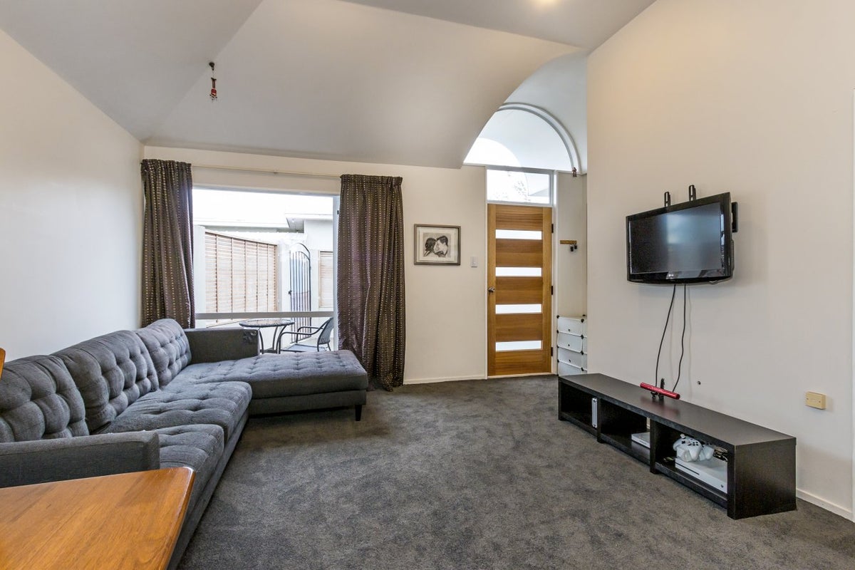 2/4 Morrison Avenue, Northcote, Christchurch - Carousel 2