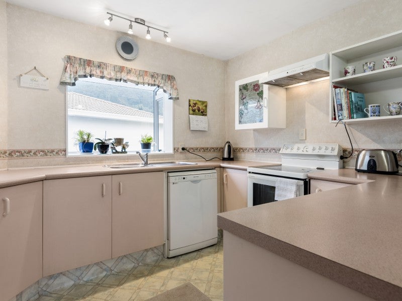 4/27 LANE ST, WALLACEVILLE, UPPER HUTT - Carousel 2