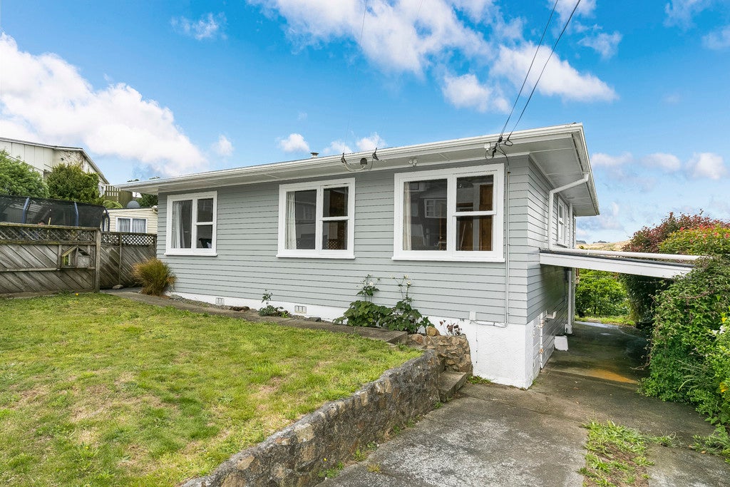 24 Kahikatea Grove, Paparangi, Wellington - Carousel 1