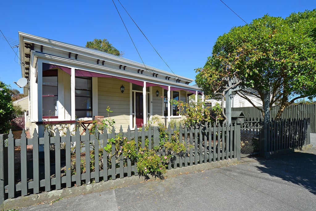 20 Riddlers Crescent, Petone, Lower Hutt - Carousel 1