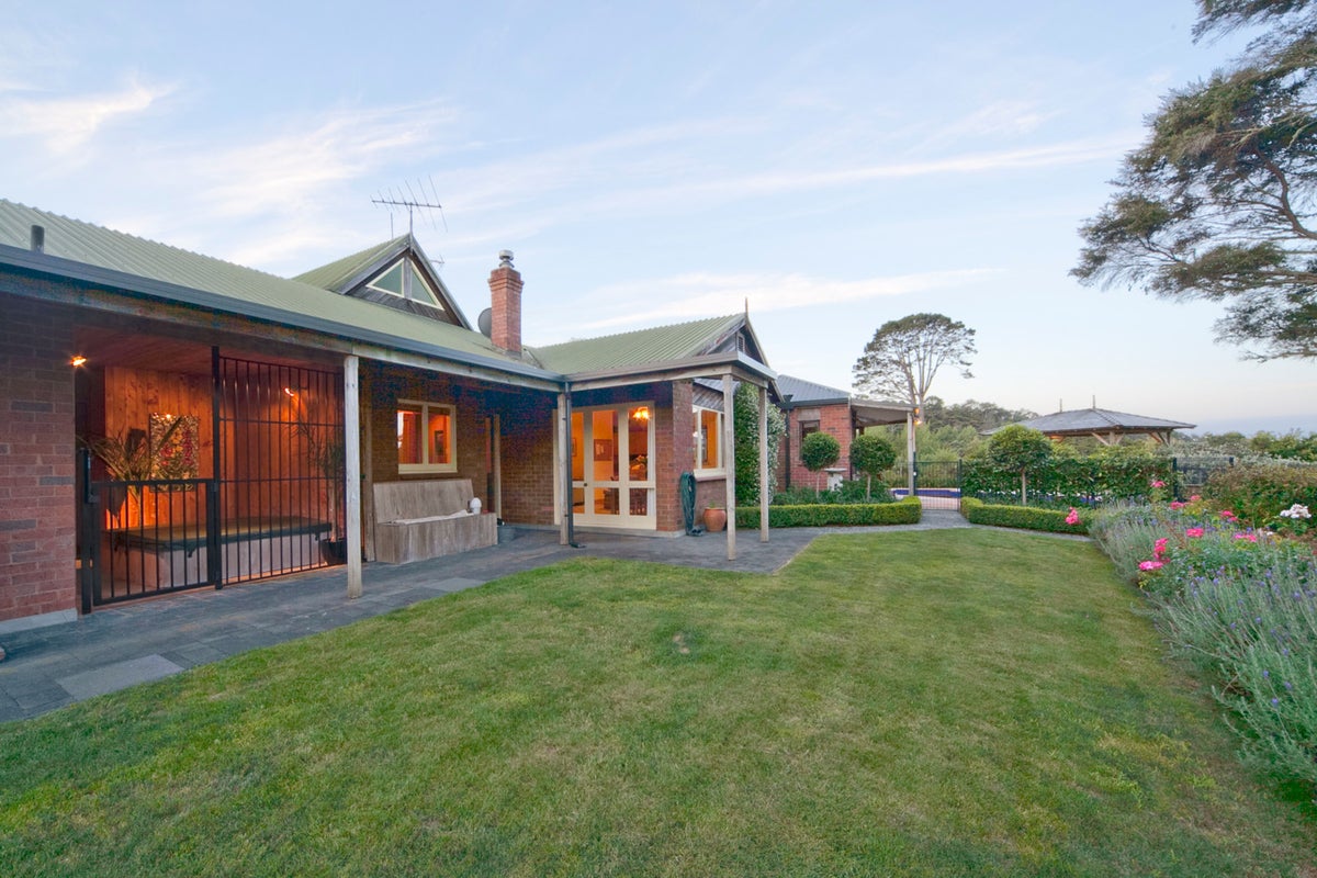 7 Kellys Road, Oratia, Auckland - Carousel 2