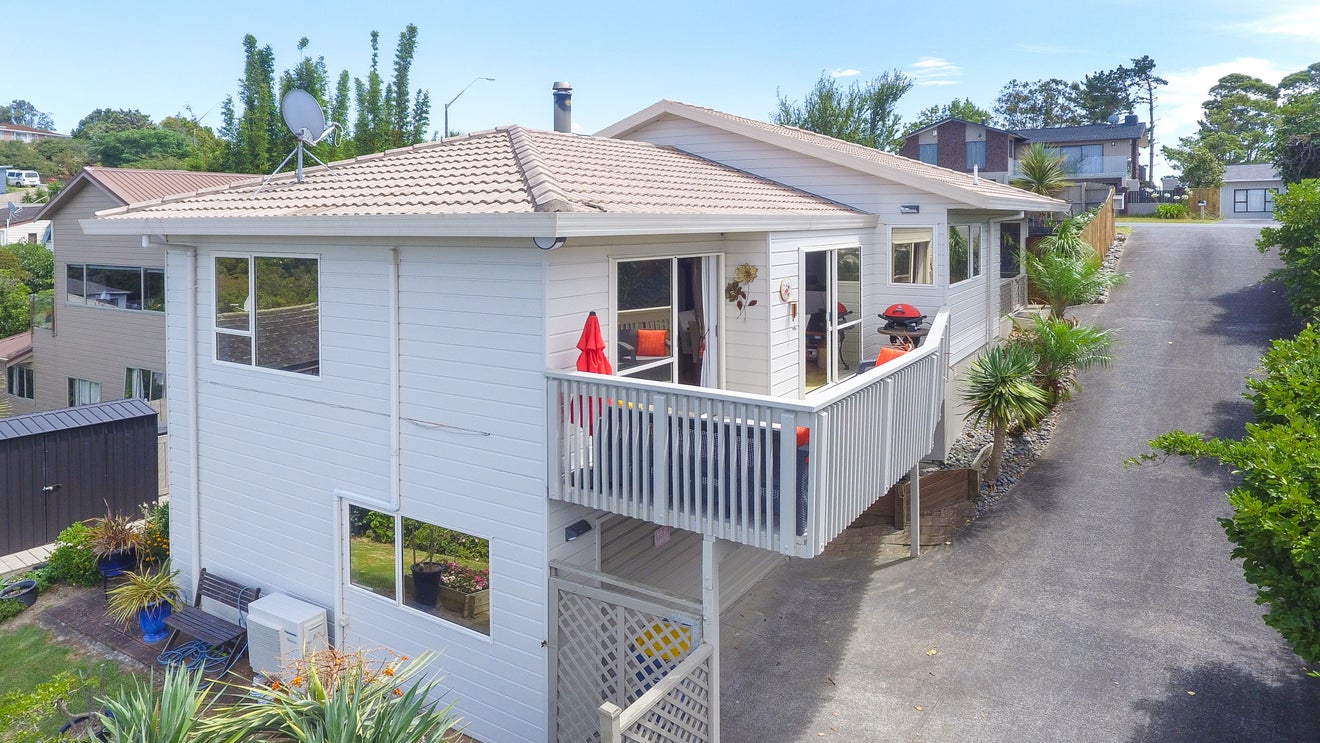 1/272 Glamorgan Drive, Northcross, Auckland - Carousel 1