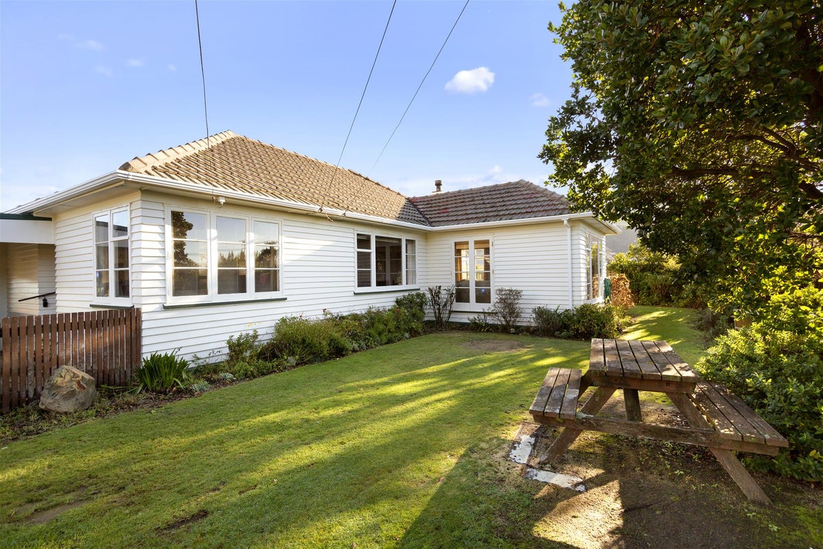 2 Ongley Crescent, Tawa, Wellington - Carousel 19