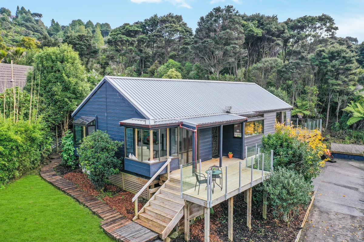 52 Rauhuia Crescent, Parau, Auckland - Carousel 1