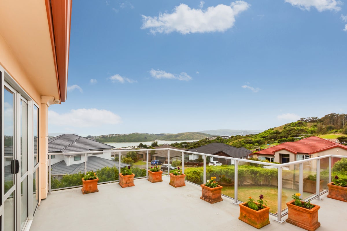 15 Aspiring Terrace, Aotea, Porirua - Carousel 2