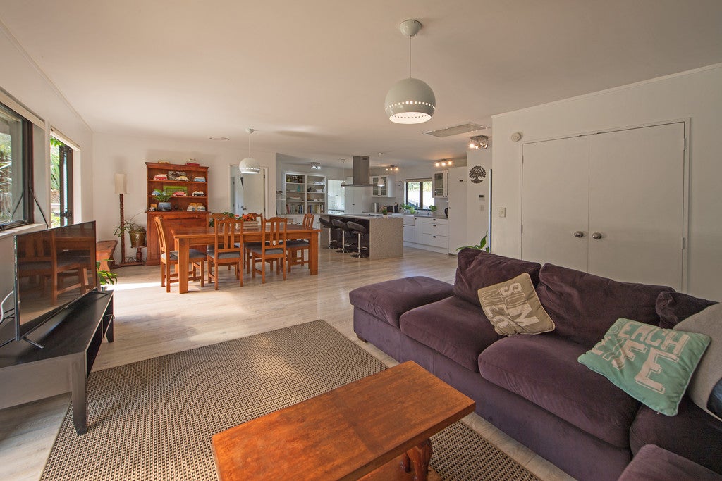 20 Alison Road, Surfdale, Waiheke Island - Carousel 2