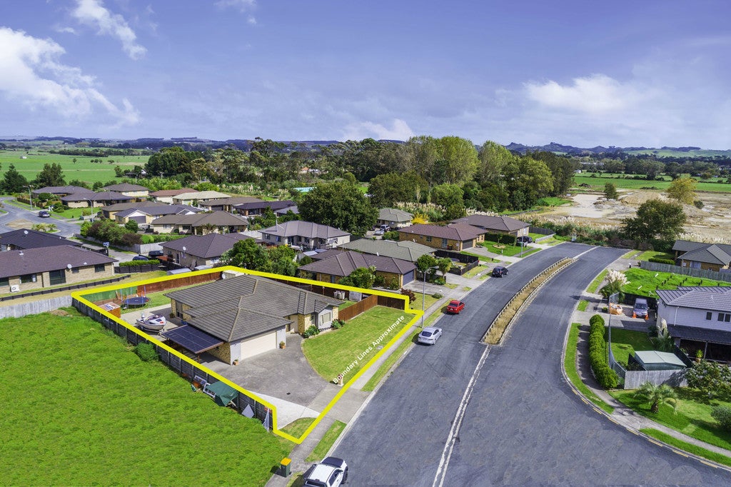 33 Chic Gardens, Parakai, Helensville - Carousel 1