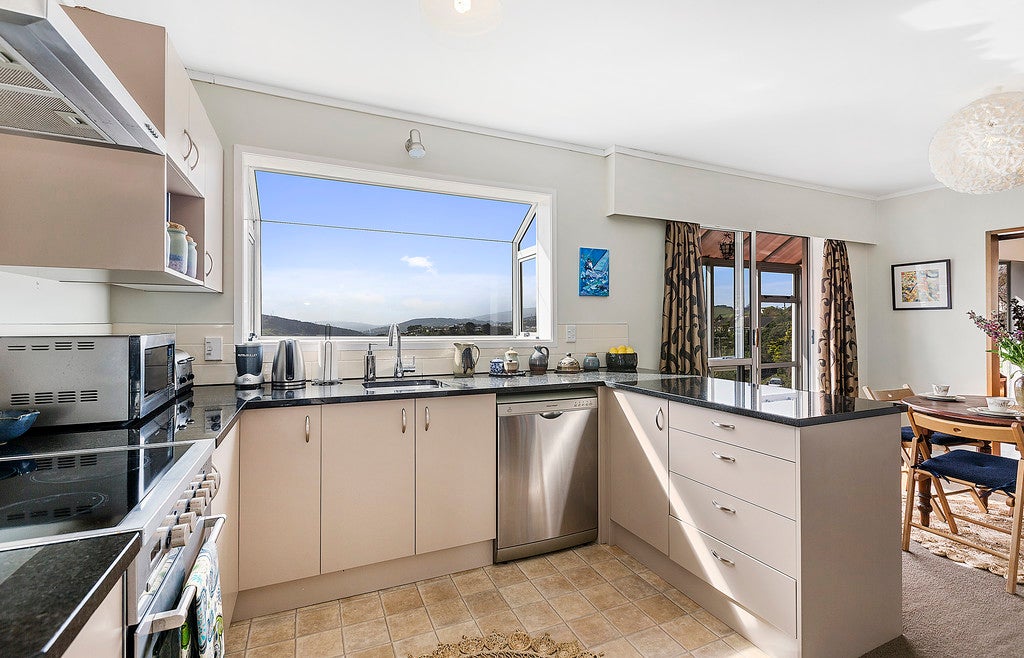 20 Paparangi Crescent, Paparangi, Wellington - Carousel 1