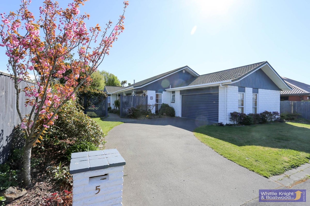 5 Cherrywood Place, Redwood, Christchurch - Carousel 3