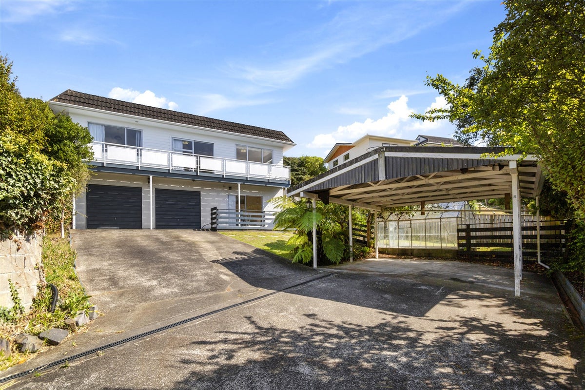3 St Hildas Glade, Tawa, Wellington - Carousel 1