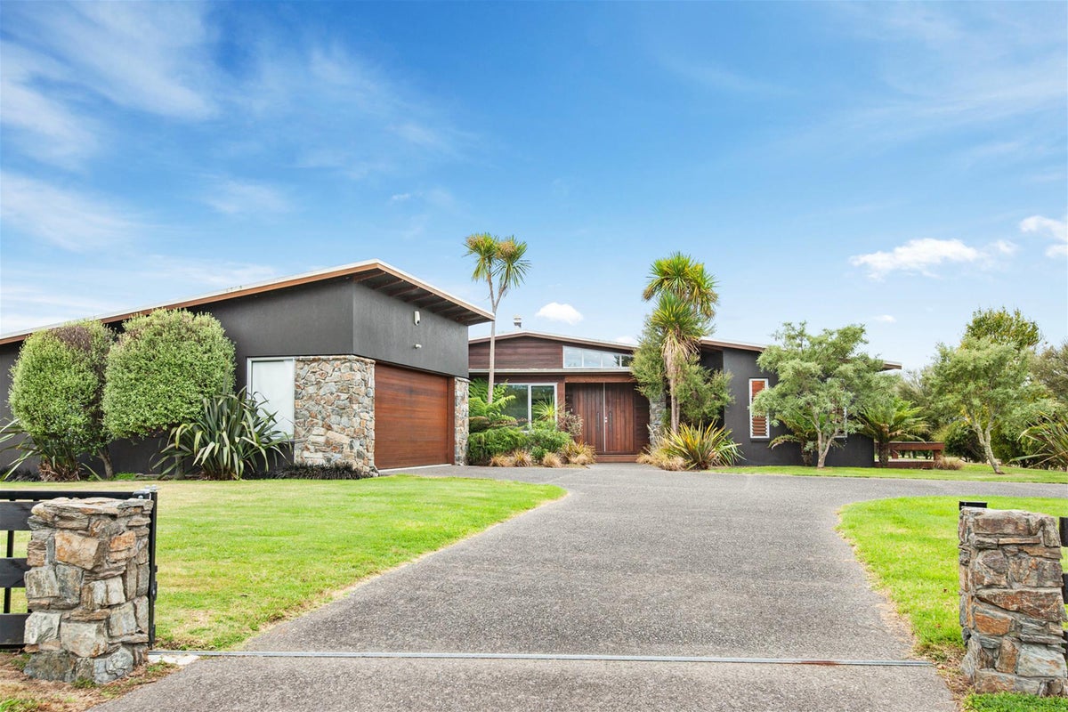 12 Montgomery Crescent, Kinloch, Taupo - Carousel 1