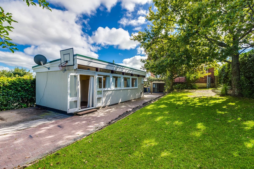 15 Awaroa Road, Sunnyvale, Auckland - Carousel 2