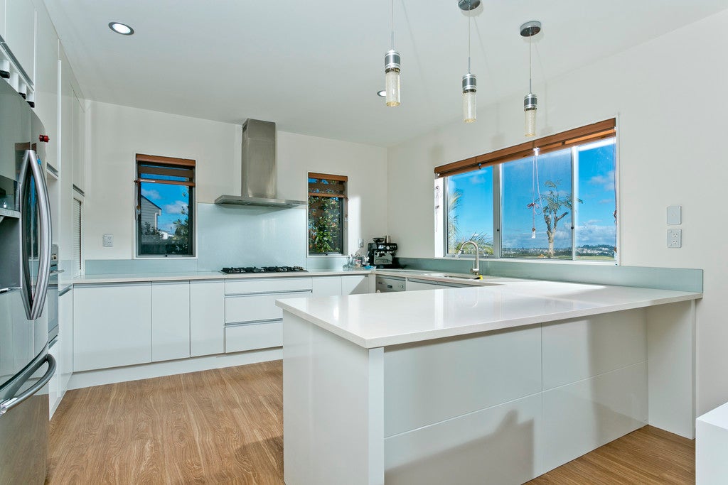 5 Hauraki Crescent, Pinehill, Auckland - Carousel 2