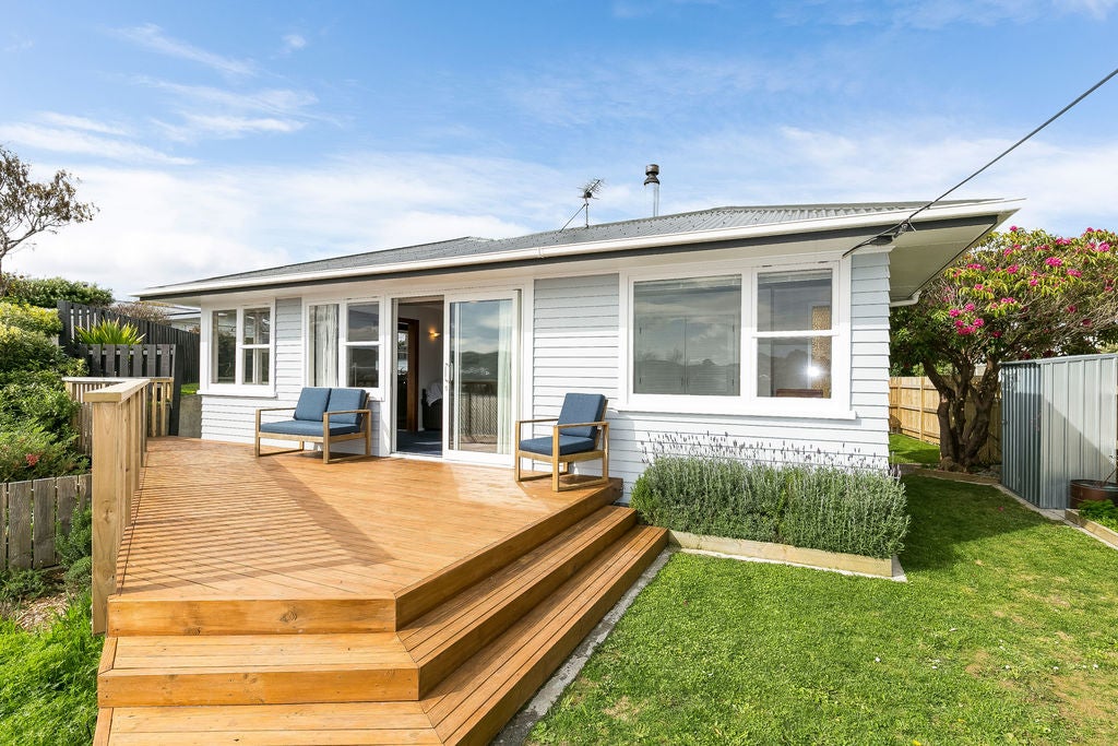 31 Catherine Crescent, Paparangi, Wellington - Carousel 1