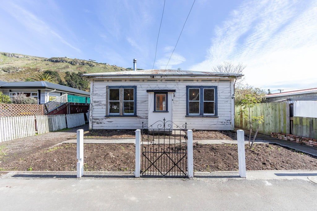4 Saint Leonards Square, Sumner, Christchurch - Carousel 1