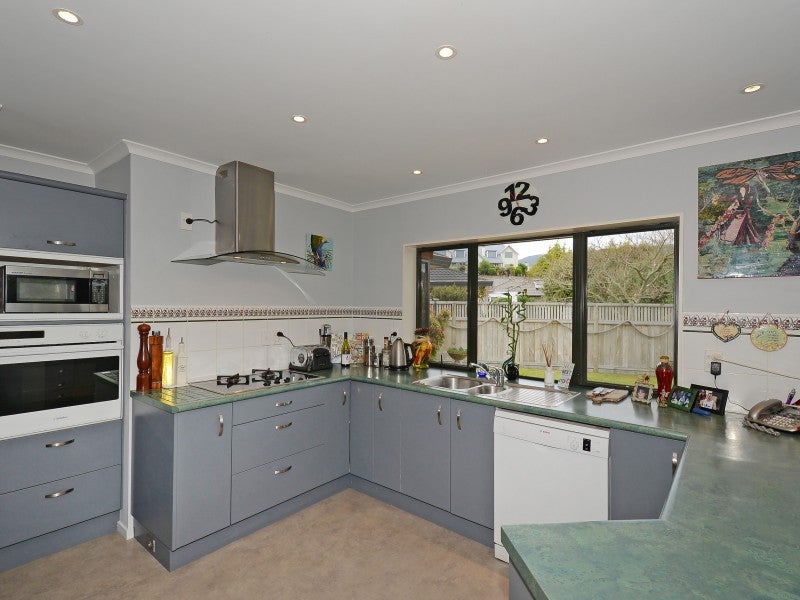 39 Clearwater Terrace, Brown Owl, Upper Hutt - Carousel 23