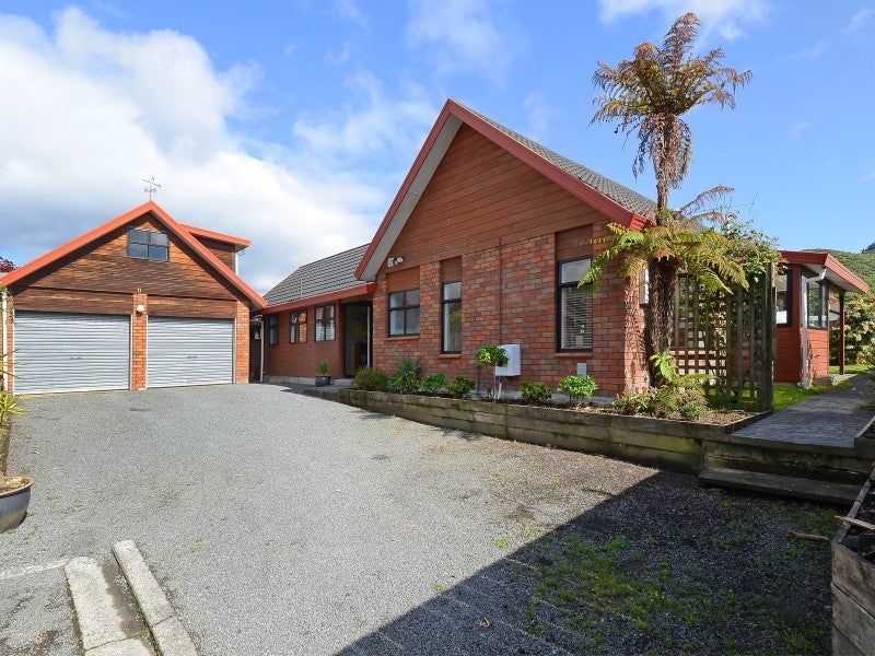 11 Memphis Grove, Totara Park, Upper Hutt - Carousel 1