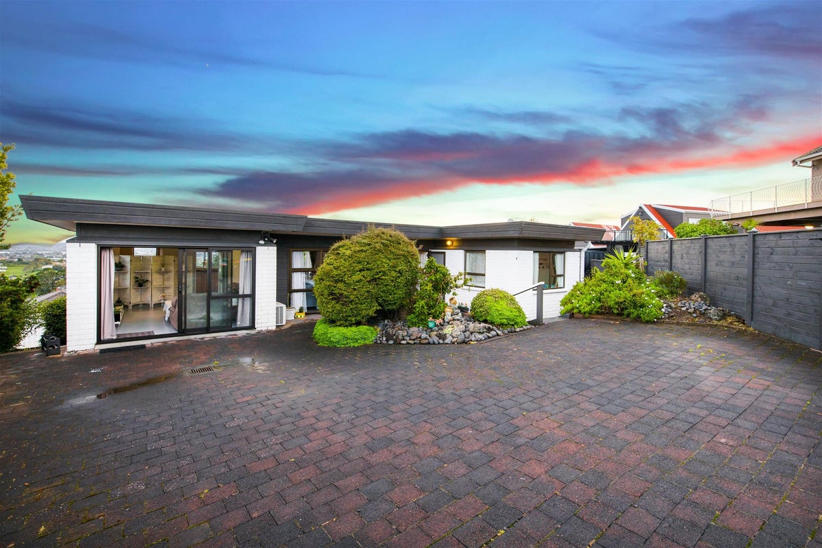 2/262 Don Buck Road, Massey, Auckland - Carousel 1