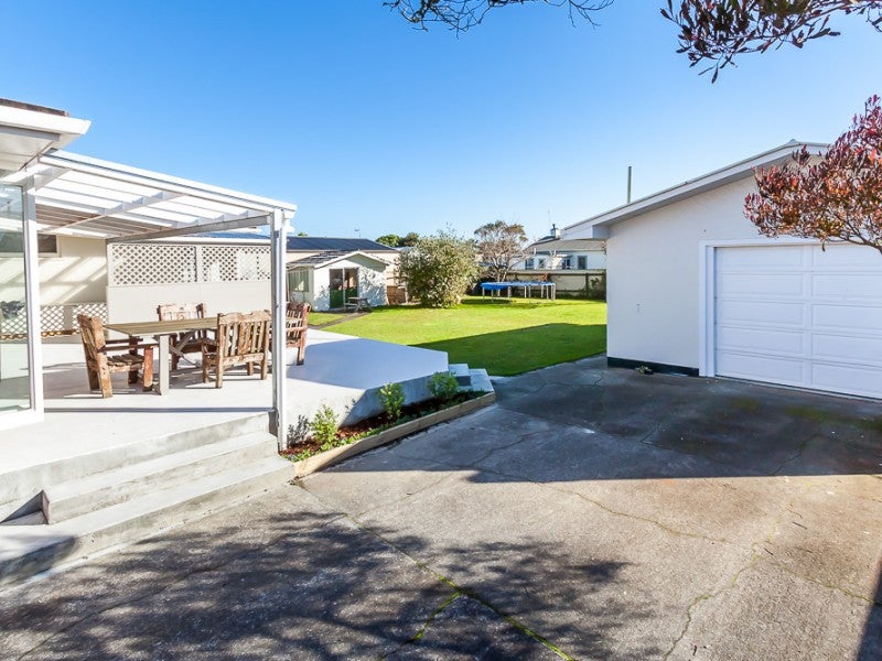 14 Lowestoft Place, West End, Palmerston North - Carousel 21