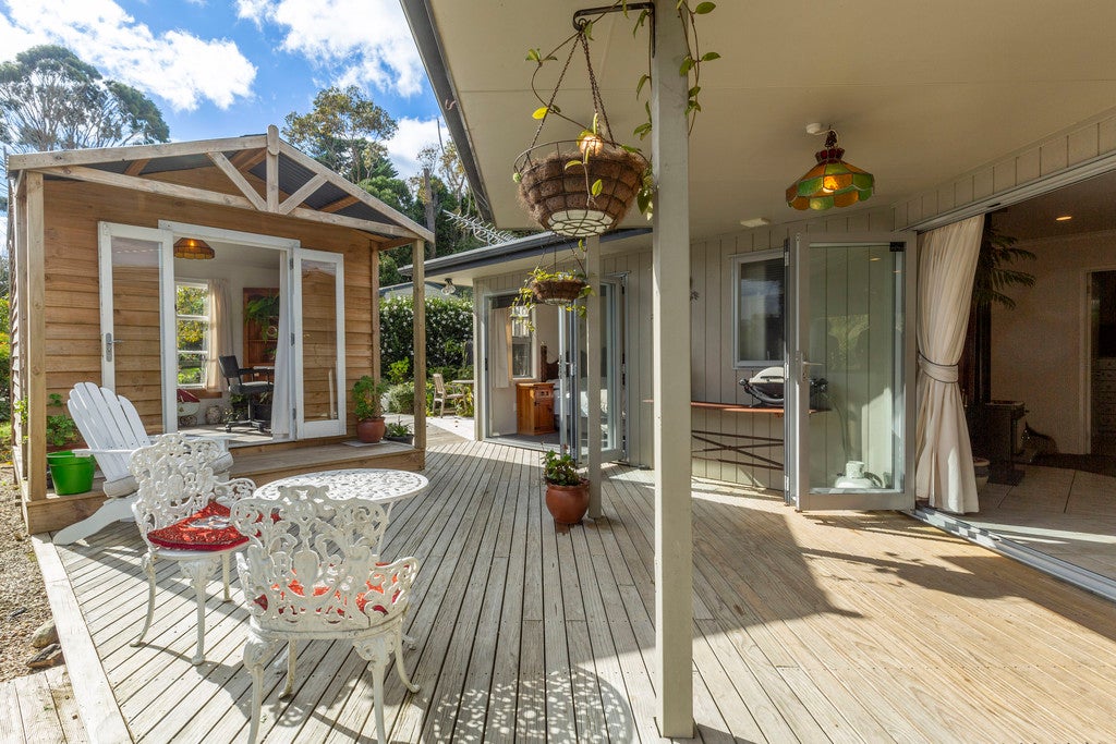 7 Waiata Road, Onetangi, Waiheke Island - Carousel 1