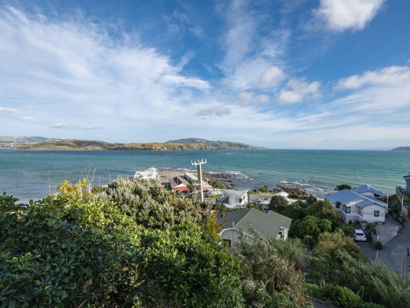 8 Gordon Road, Plimmerton, Porirua - Carousel 1