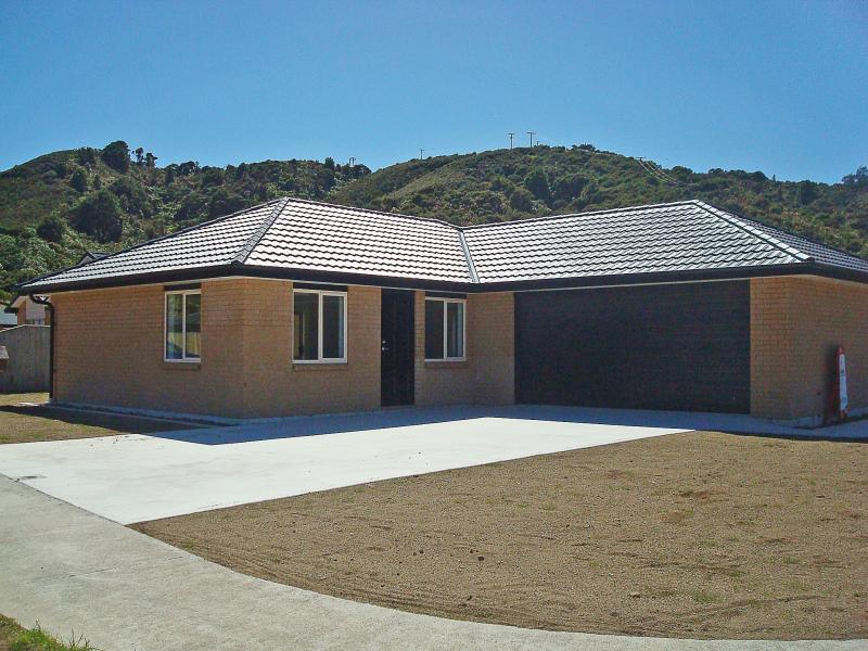 2 Sun Valley Way, Wainuiomata, Lower Hutt - Carousel 1