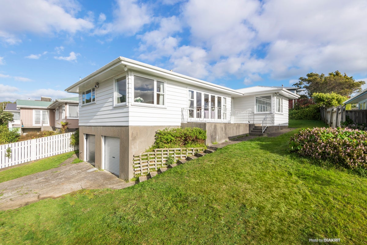 75 Kenmore Street, Newlands, Wellington - Carousel 1