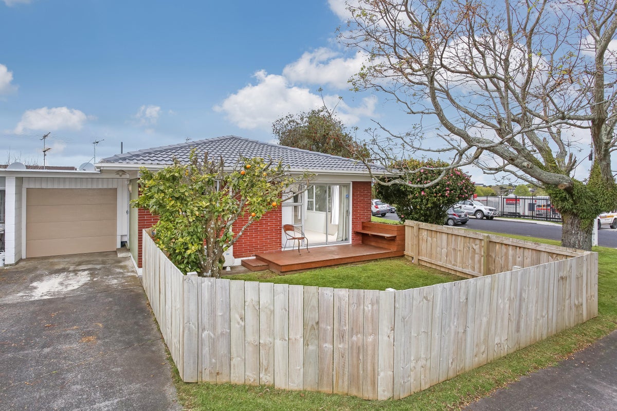 1/6 Ray Small Drive, Papakura, Auckland - Carousel 1