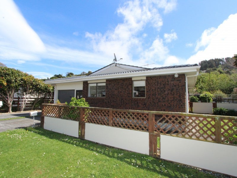 1/3 Rossiter Street, Tawa, Wellington - Carousel 1