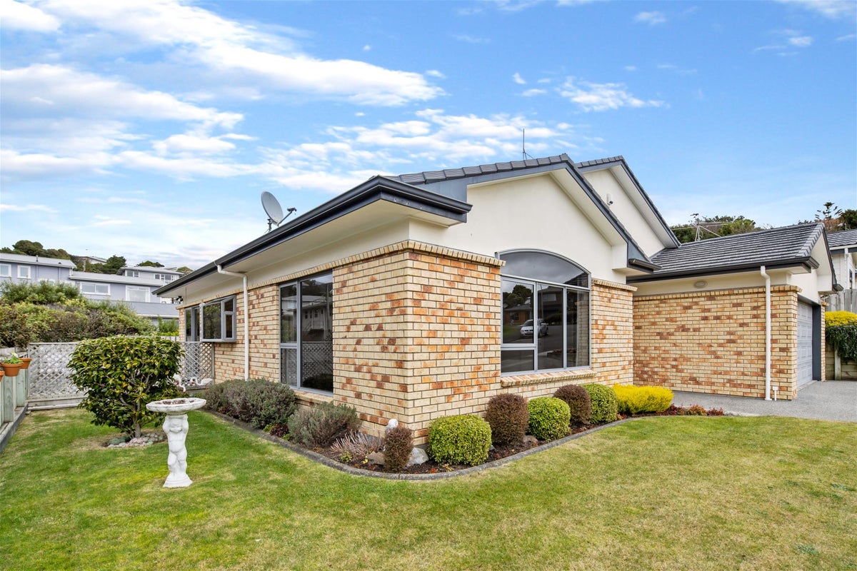 13 Ring Lane, Paparangi, Wellington - Carousel 1