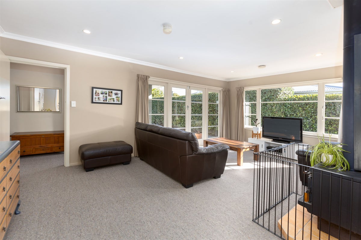 10 Manor Place, Bryndwr, Christchurch - Carousel 2