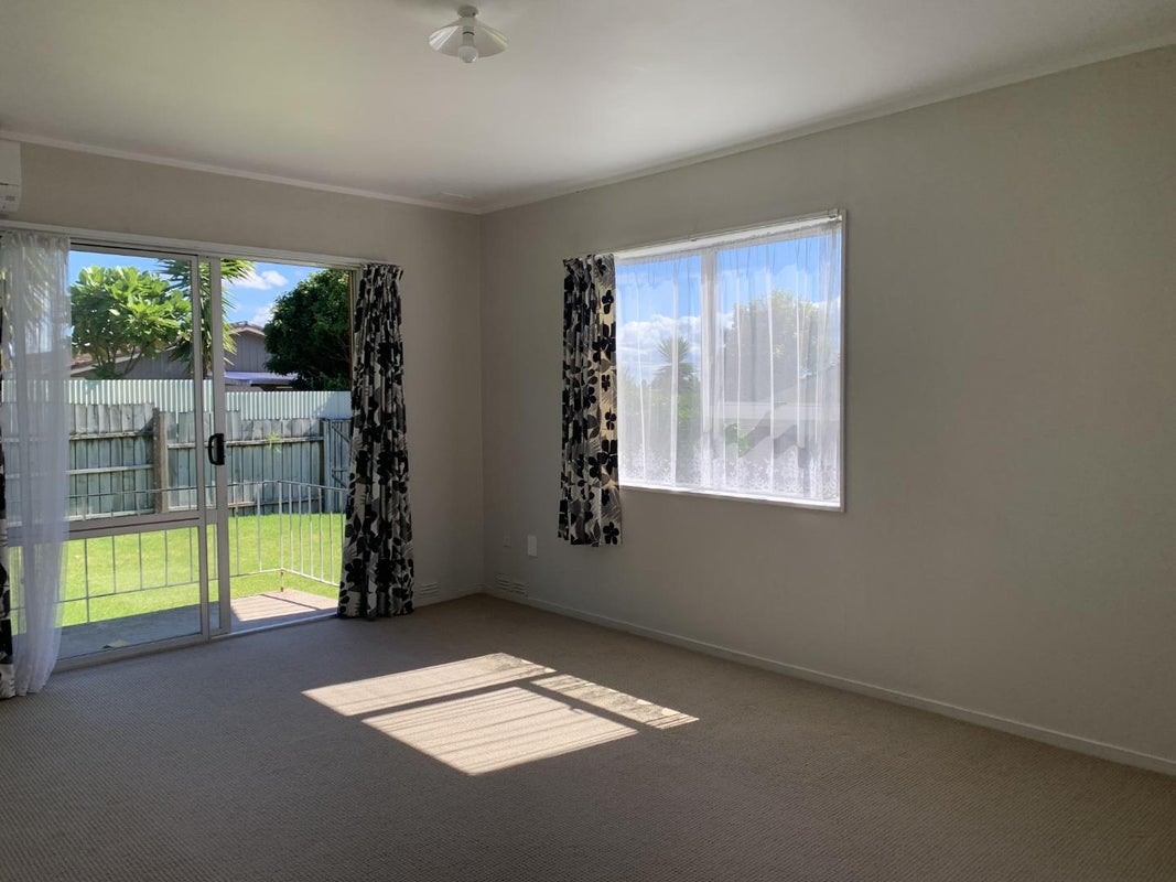 1/100 Lynwood Road, New Lynn, Auckland - Carousel 1