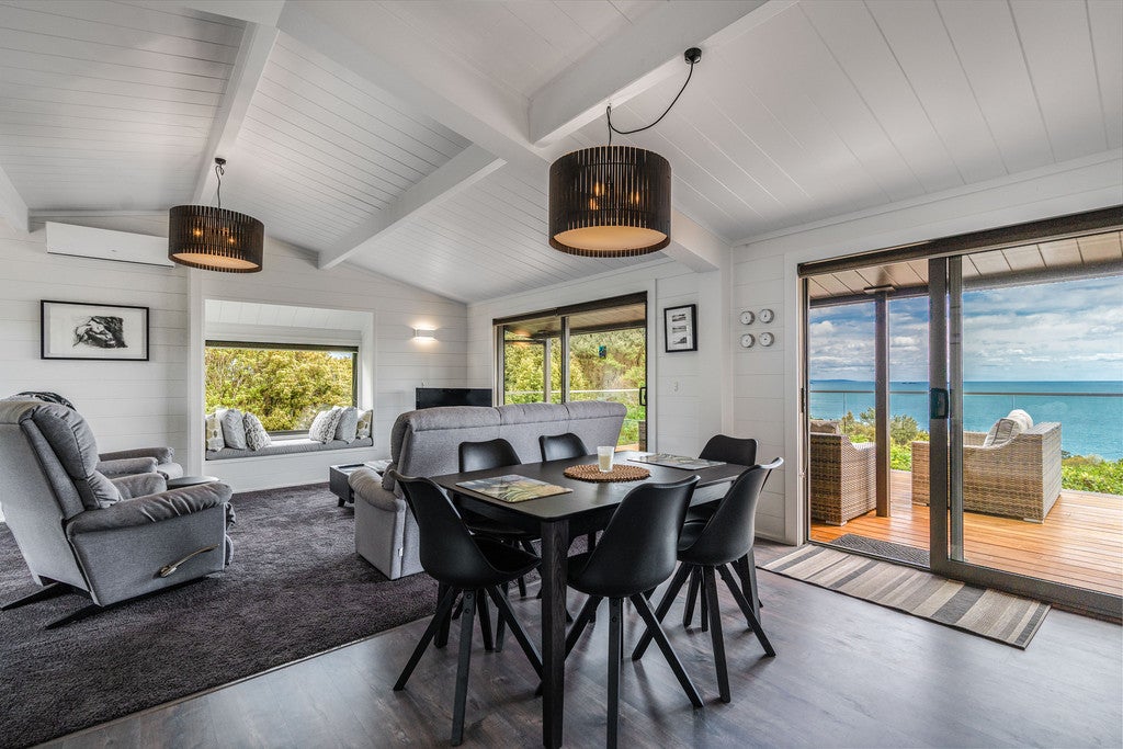 38A Queens Drive, Oneroa, Waiheke Island - Carousel 2