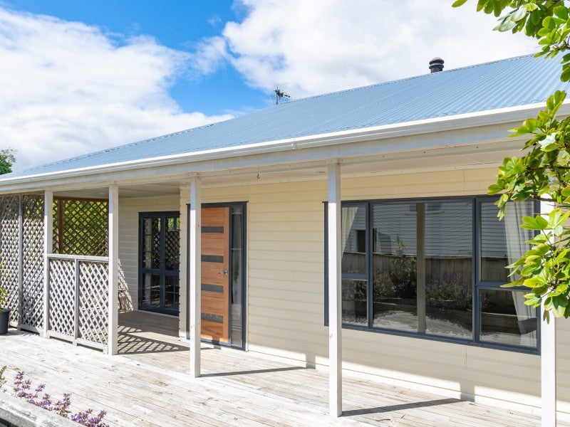 9A Greer Crescent, Tawa, Wellington - Carousel 1