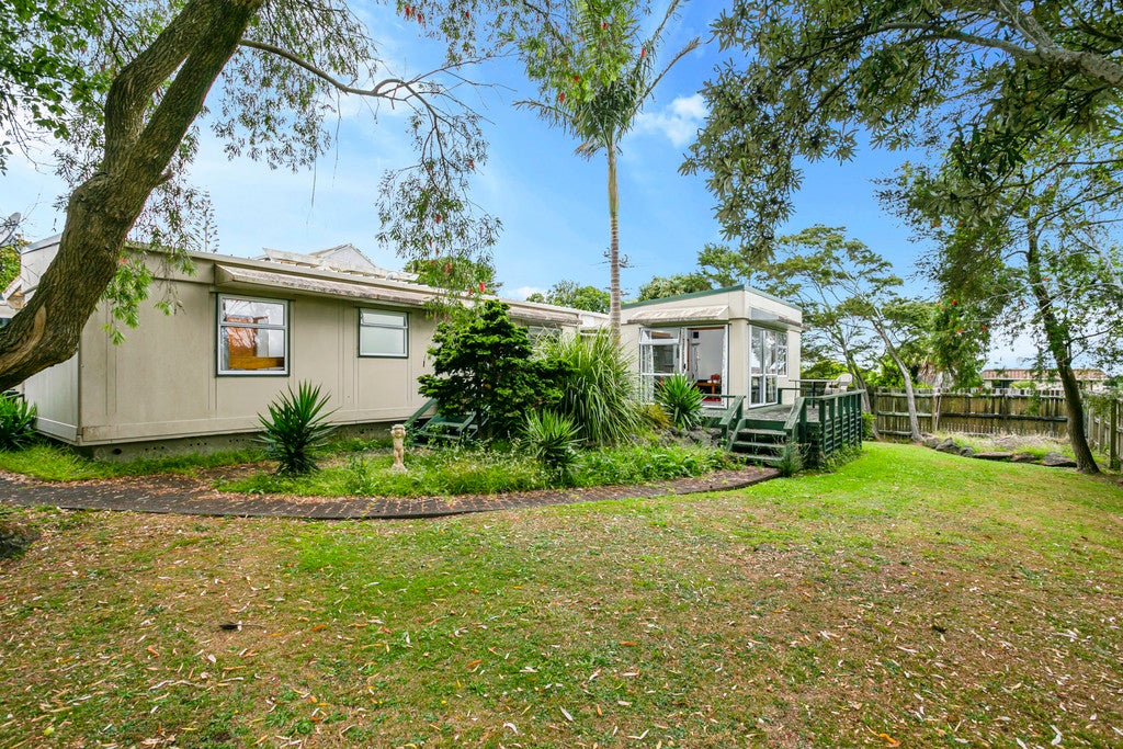 1 Pokapu Street, Titirangi, Auckland - Carousel 2