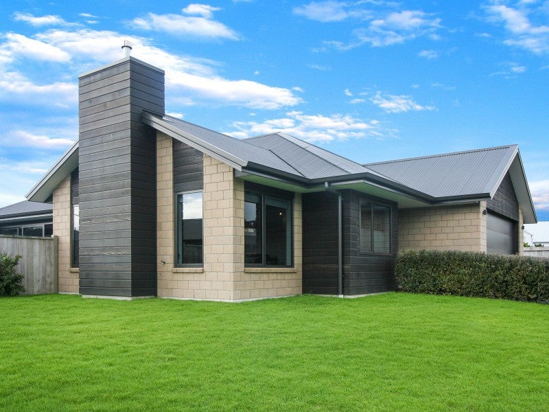 27 Fernbrook Drive, Hurworth, New Plymouth - Carousel 1