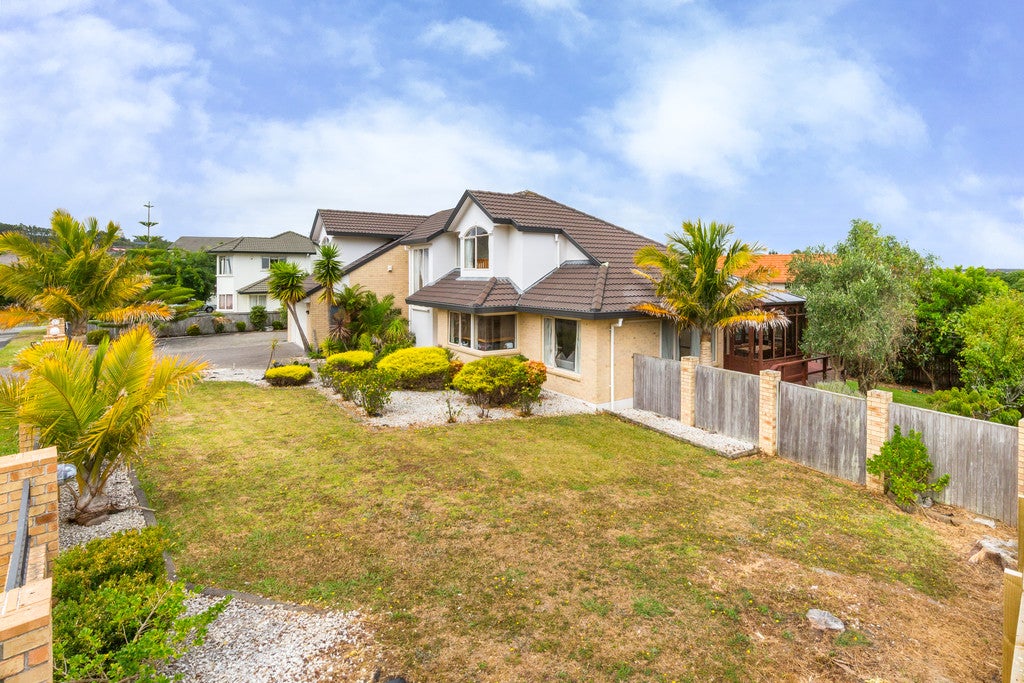 9 Santa Ana Drive, Shamrock Park, Auckland - Carousel 1