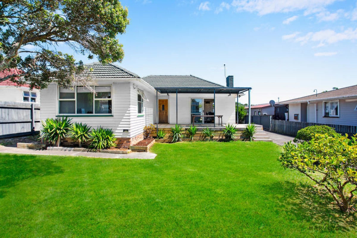 12 Tamariki Avenue, Kelston, Auckland - Carousel 1