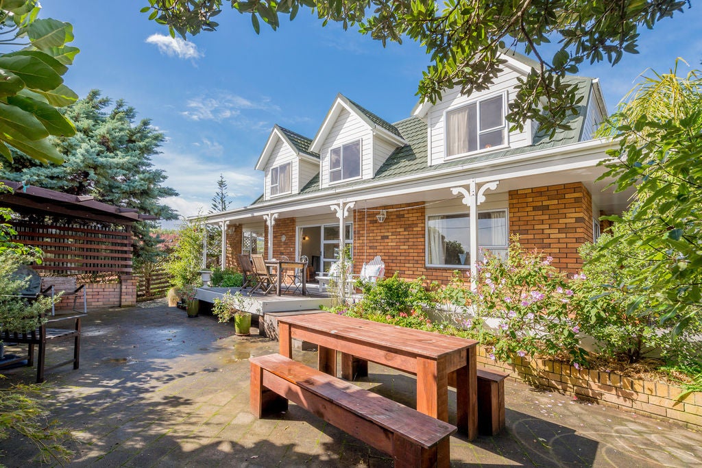 4 Victor Grove, Waikanae Beach, Waikanae - Carousel 1